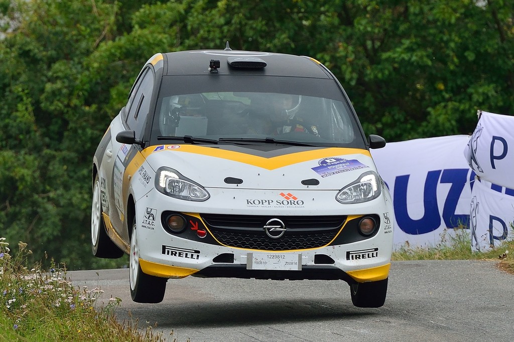 Jacob Madsen og Line Lykke Jensen var i bogstaveligste forstand flyvende i deres Opel ADAM R2 på hastighedsprøverne på landevejene omkring Horslunde på Lolland. De tog sejren i mesterskabet for tunede biler under 1600 ccm med et forspring på to minutter til værste konkurrent.
(Foto: Michael Eisenberg)